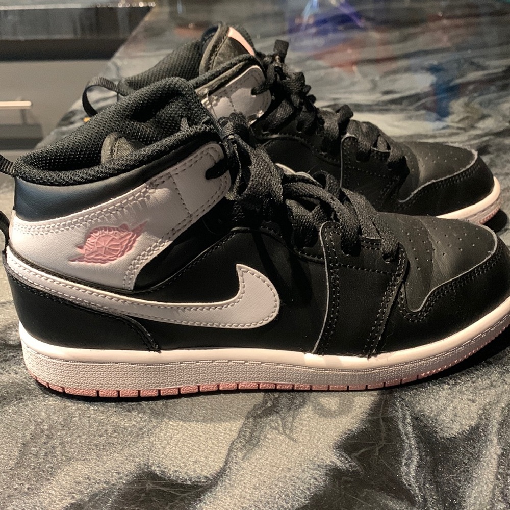 Barley worn girls nike air 1  shoes with box